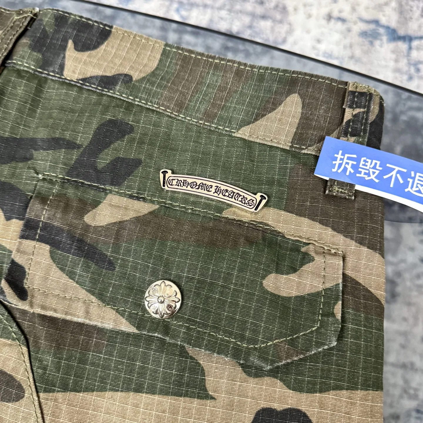 P280 Chrome HeartsCH camouflage logging pants straight-leg Sanskrit unisex overalls, W-level cabinet, patchwork cross pattern embellishment, high-waisted washed jeans! ! Absolutely high-end luxury products, 1.9W-level god-level single products, super popular products, built with top heavy industry, a magic weapon that cannot be missed. About Zangyin, this is an extremely luxurious fashion brand, which can also be called the aristocrats of the high street. It has always been an exclusive brand for some hipsters or the rich second generation. Compared with ordinary high streets, it is more luxurious and noble. Compared with luxury brands, it has a more fashionable personality and has always been a brand that I have a special liking for. Imported yarn is custom-woven into a high-density twill canvas, which ensures a crisp silhouette while also making the fabric very delicate to the touch. It follows the B01 classic silhouette, with a crisp and stylish upper body. The ready-made garments are stone-milled and fermented, so they can be matched with any style. Buttons and zippers are made of authentic YKK retro metal products. Double-layer canvas on the front knees has perfect details. All hardware is customized. Color: Camouflage Size: 28/30/32/34/36 Waist: 74/79/84/89/94 Sitting: 104/109/114/119 Pants length: 101/102/104/106/108